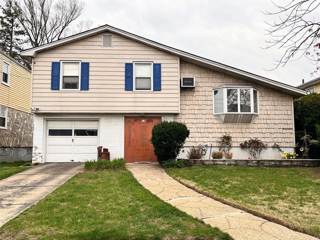 12 Wallace Court, Valley Stream