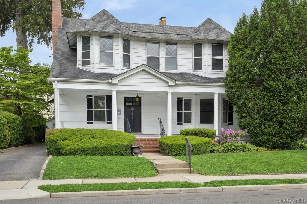 124 Roxbury Road, Garden City