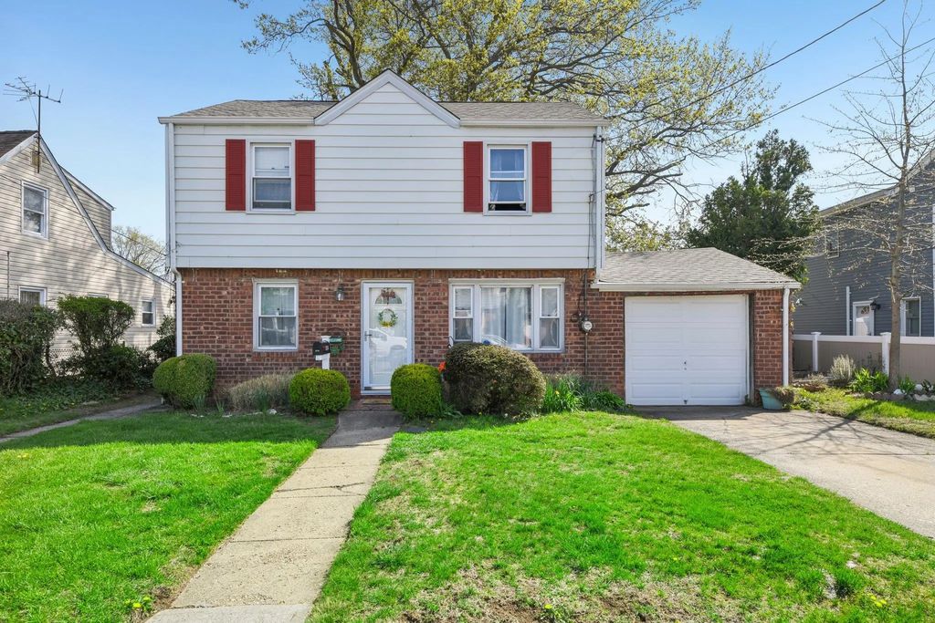 314 Latham Road, Mineola