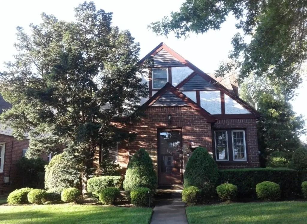 1041 Russell Street, Franklin Square