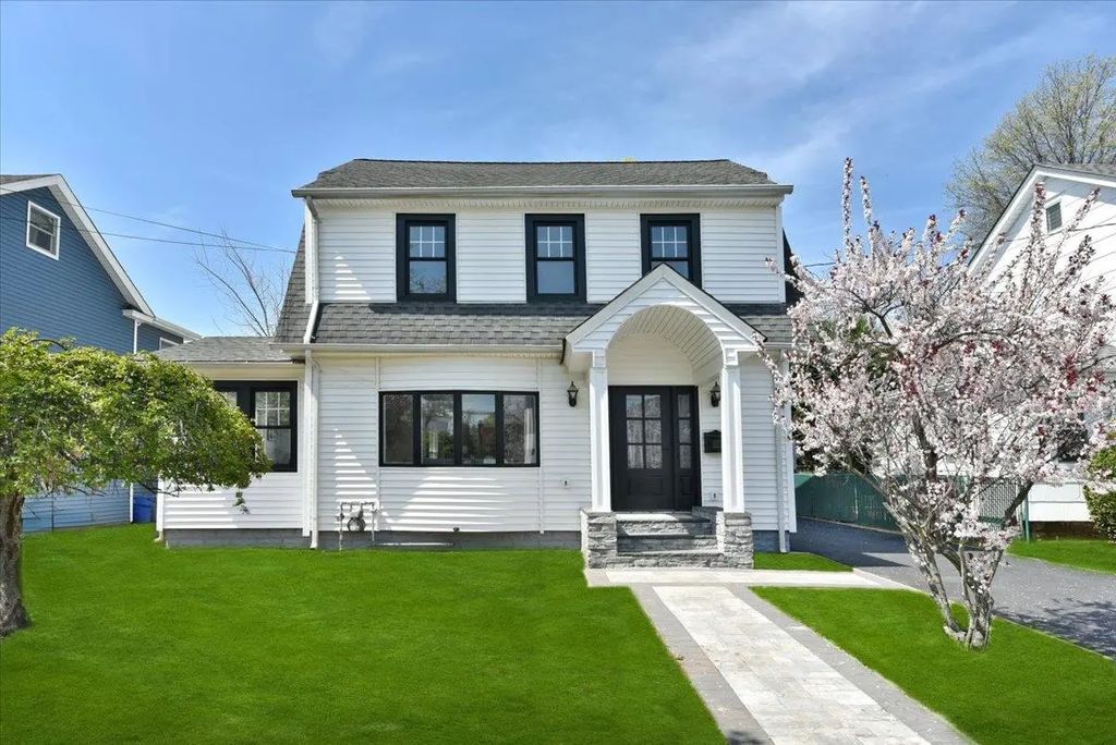 149 Simonson Road, Mineola