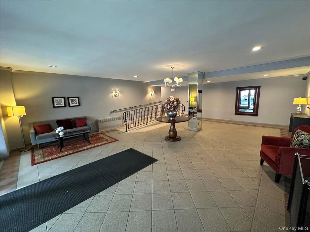 241-20 Northern Boulevard # 1m, Douglaston