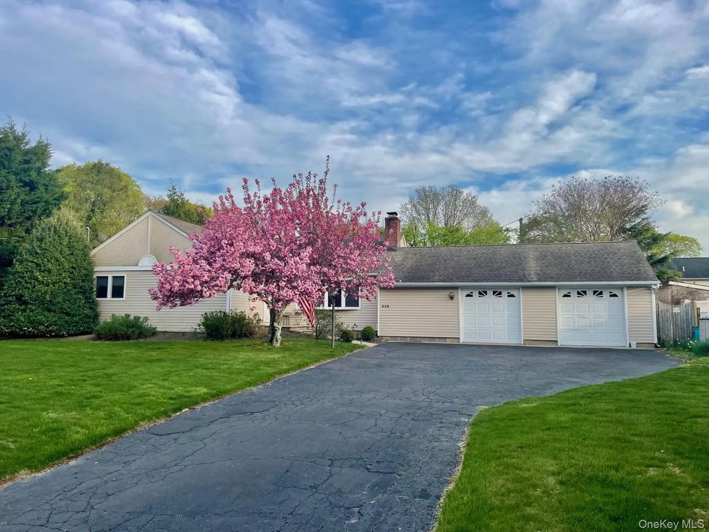 330 Scudder Avenue, Northport