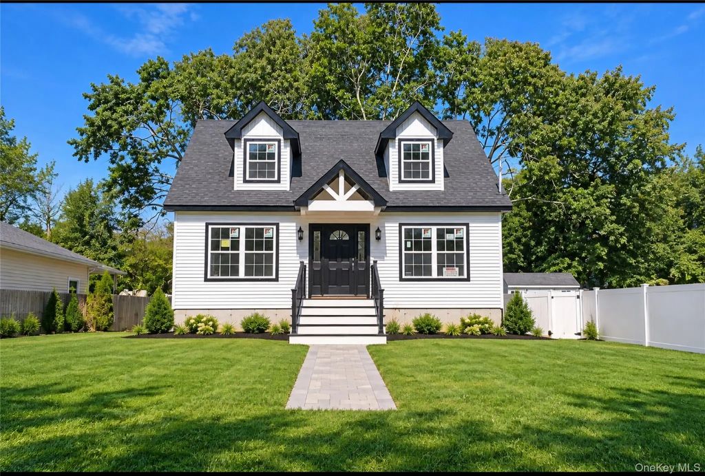 305 Commack Road, Shirley