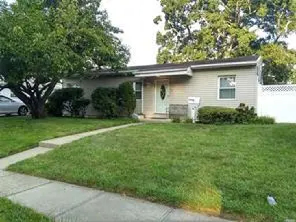 71 Park Lane, Massapequa