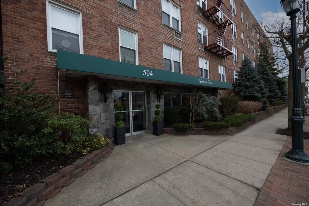 504 Merrick Road 2h, Lynbrook