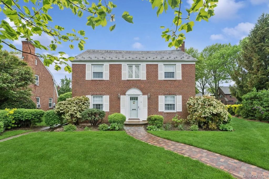 94 Stratford Avenue, Garden City