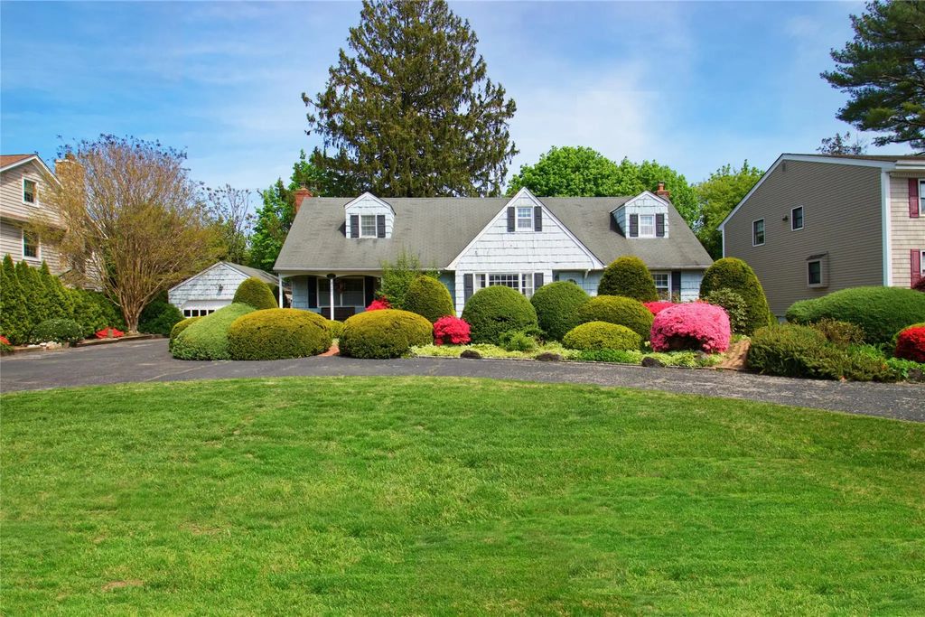 217 Whitehall Boulevard, Garden City