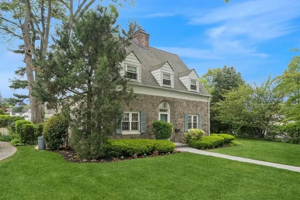 2 Wyatt Road, Garden City