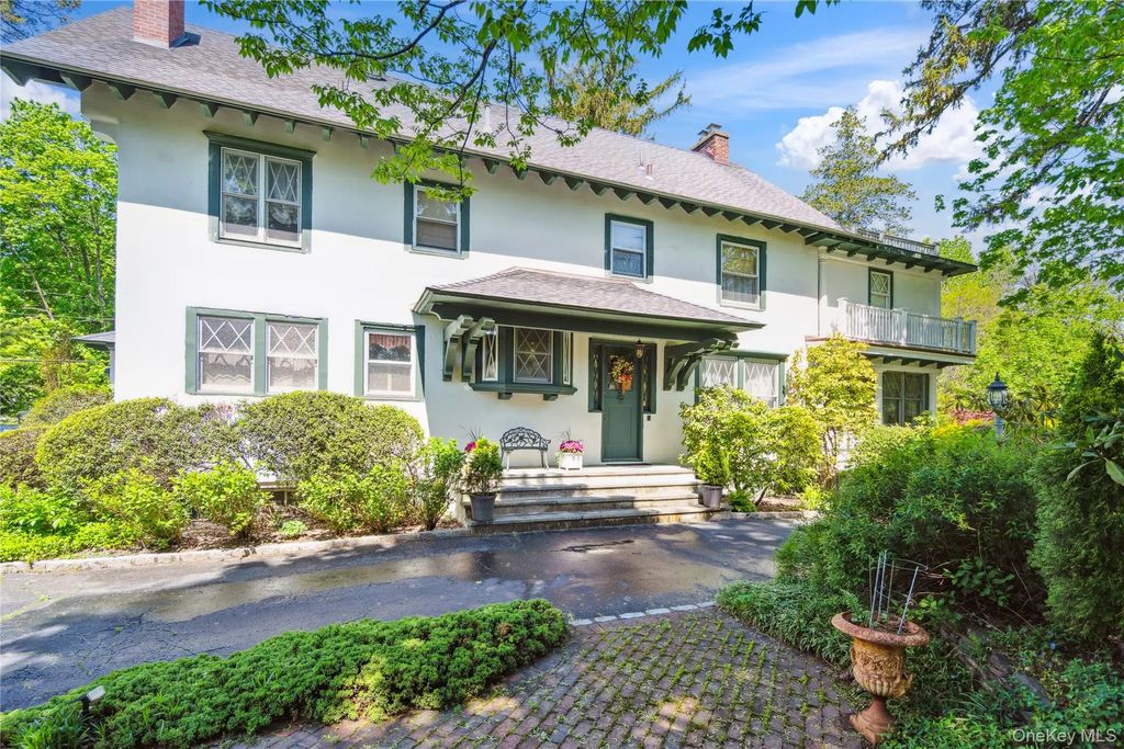 17 The Intervale, Roslyn Estates