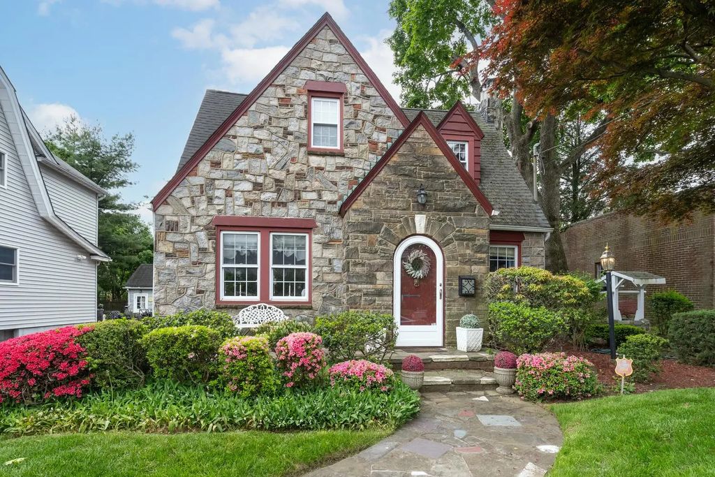189 Meadowsweet Road, Mineola