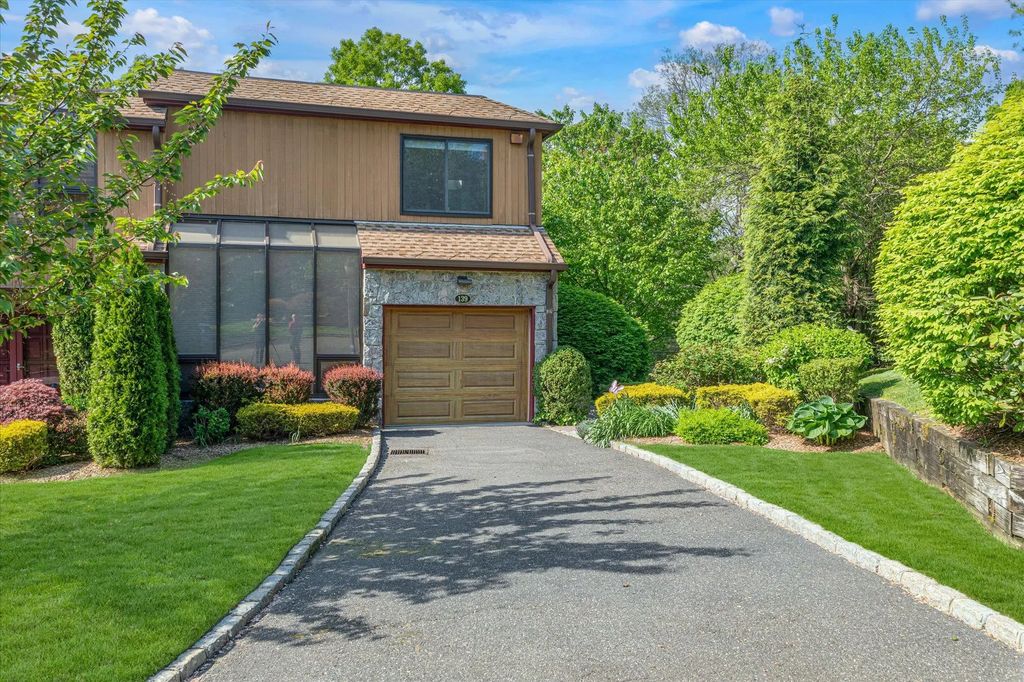 139 The Crescent, Roslyn Heights