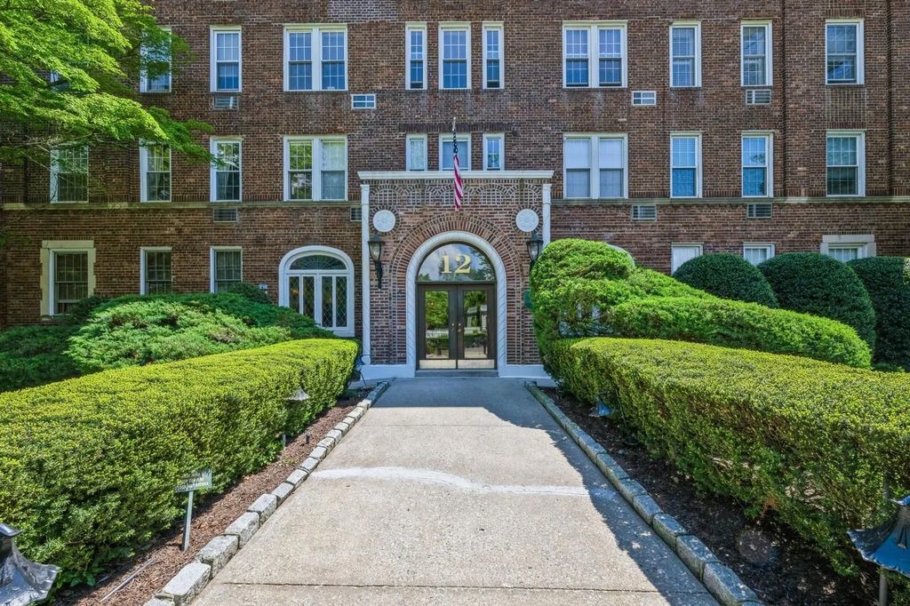 12 Hamilton Place A-10, Garden City