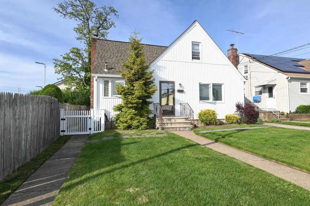 1070 Polk Avenue, Franklin Square