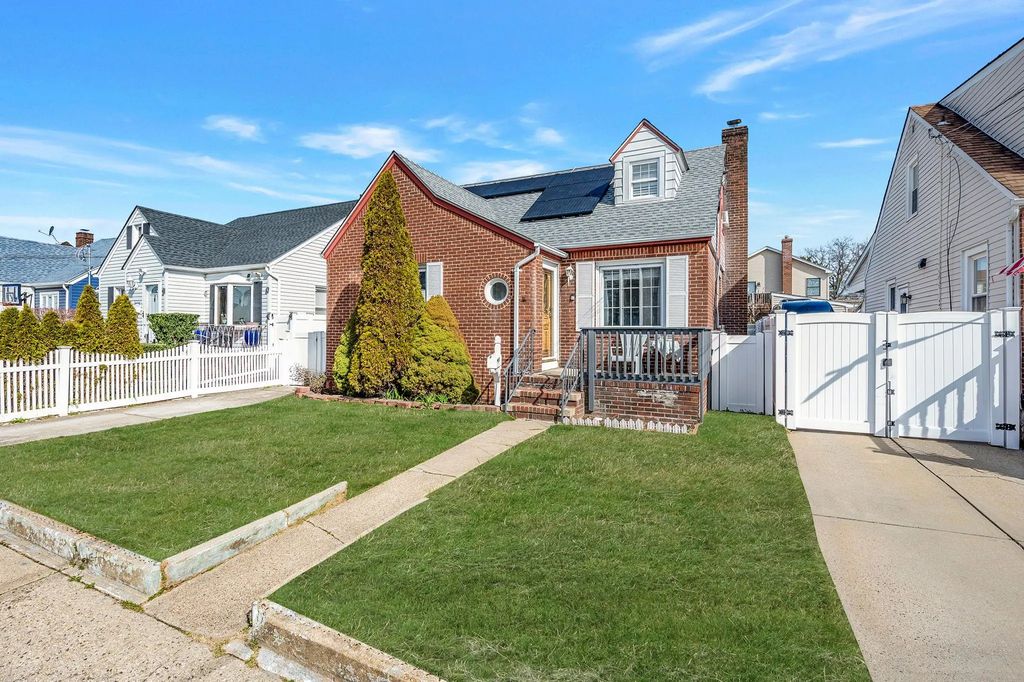 978 Fenworth Boulevard, Franklin Square