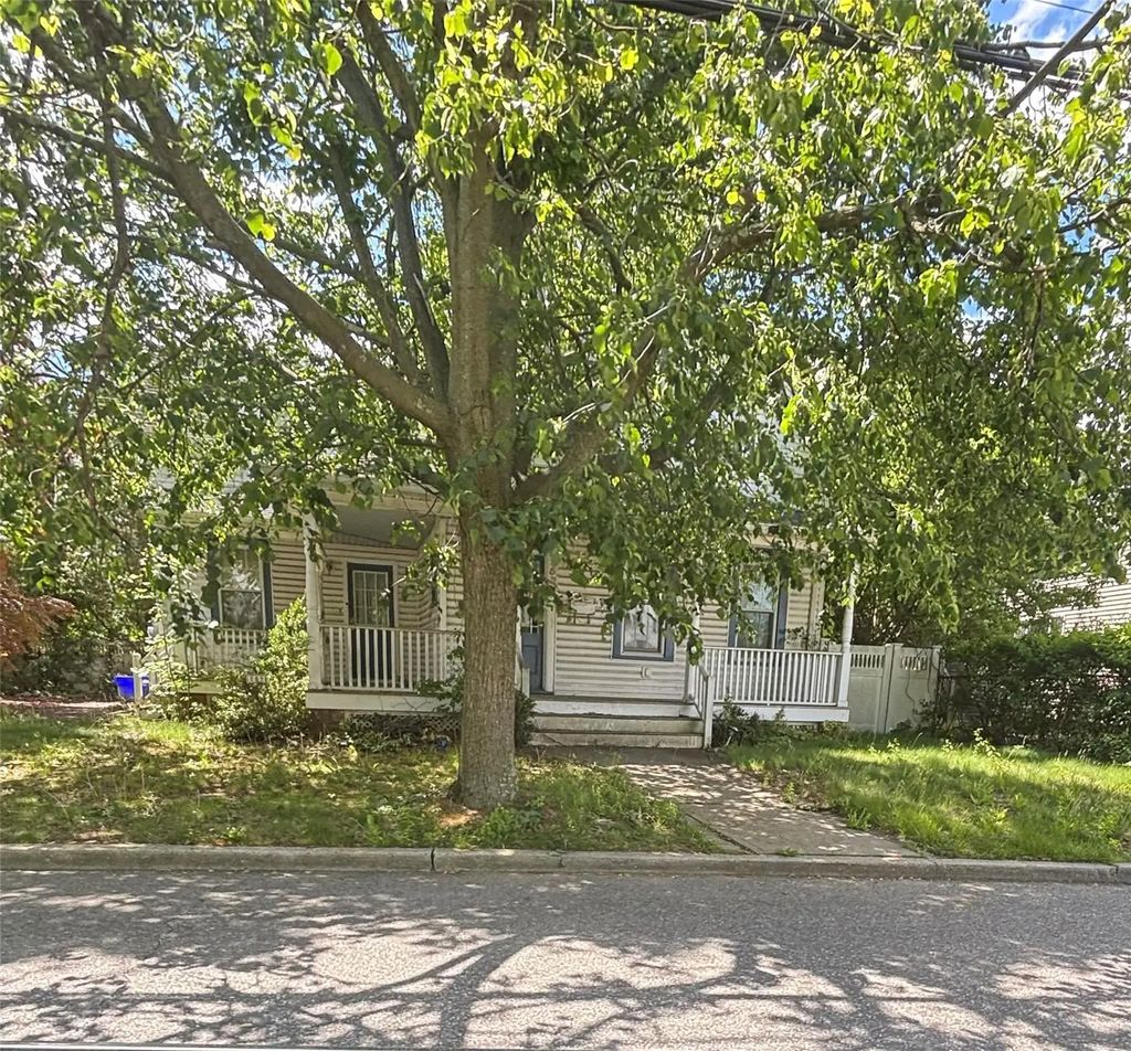252 Locust Avenue, Babylon