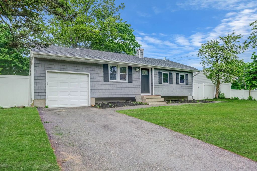 213 Stuyvesant Drive, Selden