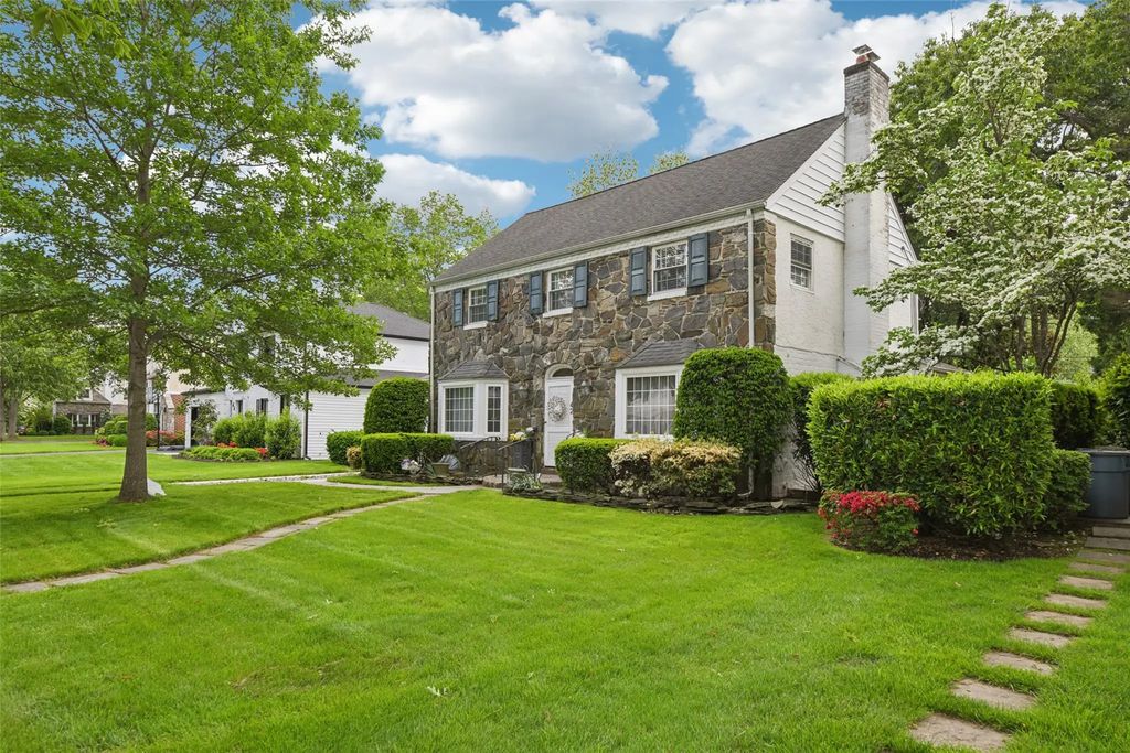 42 Huntington Road, Garden City