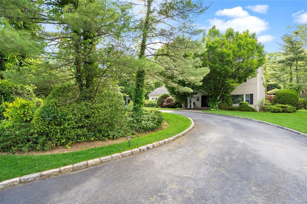 2 Harbor Court W, Roslyn Harbor