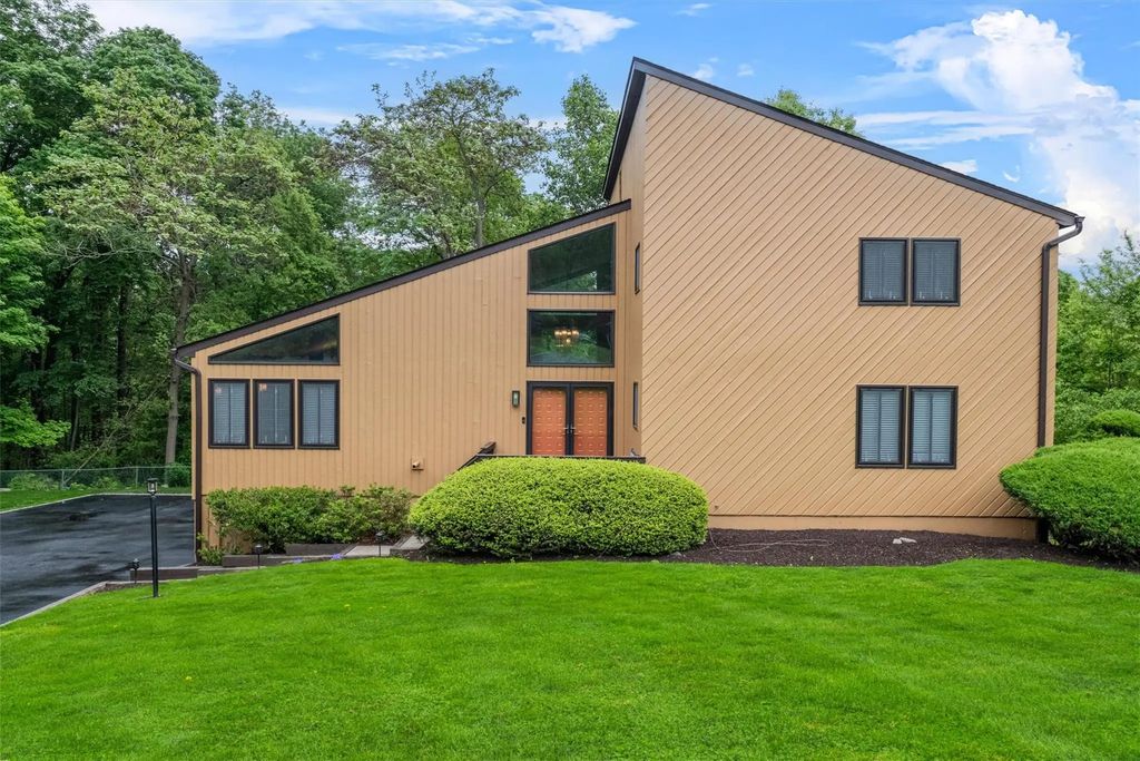 30 Apple Hill Drive, Cortlandt Manor