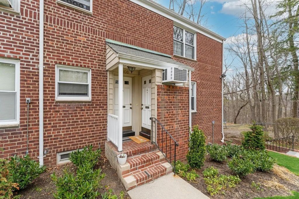 108 Edwards Street A, Roslyn Heights