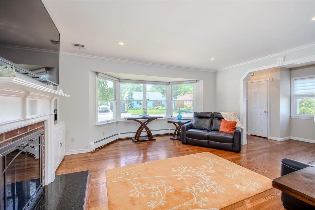 11 Spruce Street, Garden City