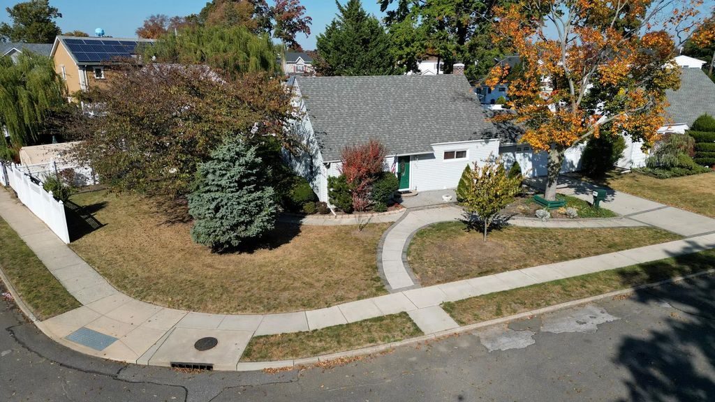 960 Holly Court, Franklin Square