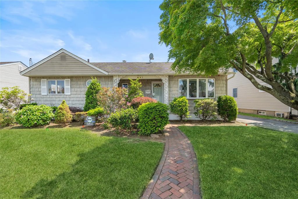 697 Byron Avenue, Franklin Square