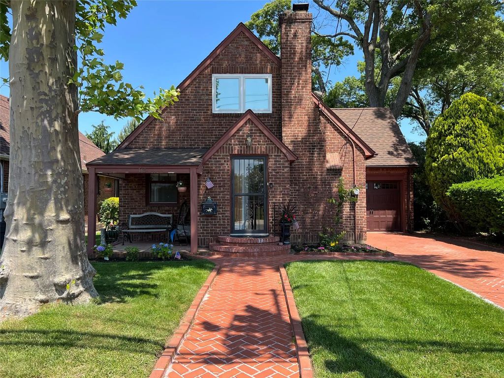 185 Wicks Lane, Malverne