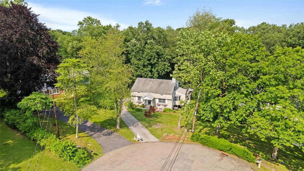 16 Lyncrest Road, Cortlandt Manor