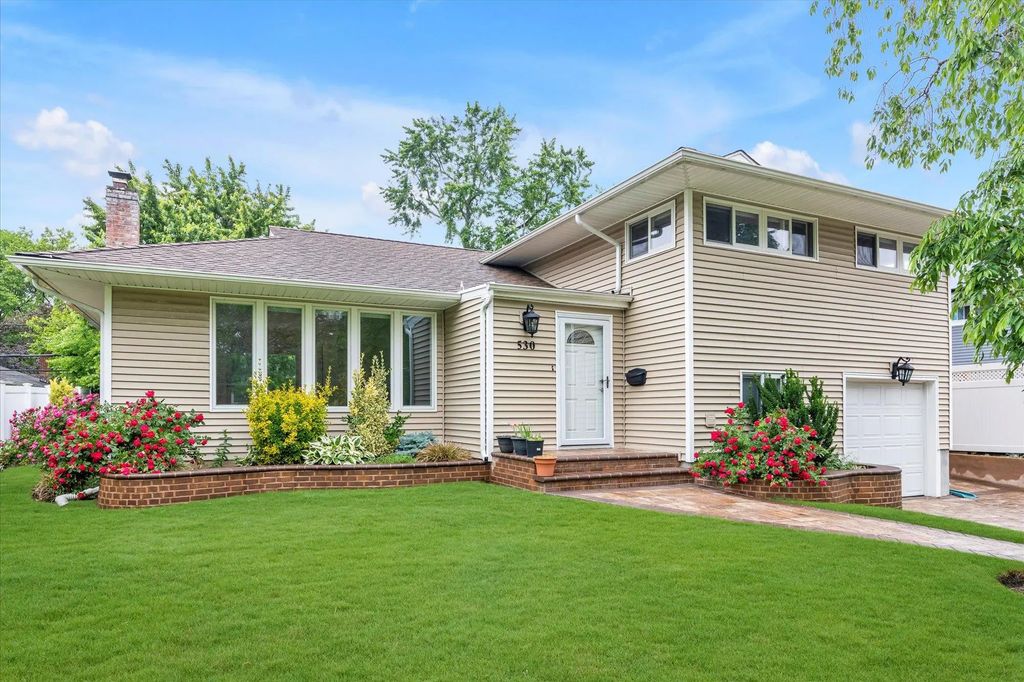 530 Lakeville Lane, East Meadow
