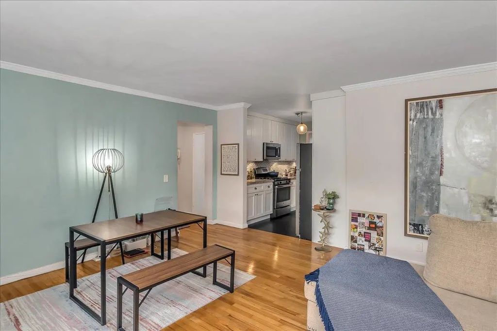 360 Stewart Avenue 2c, Garden City