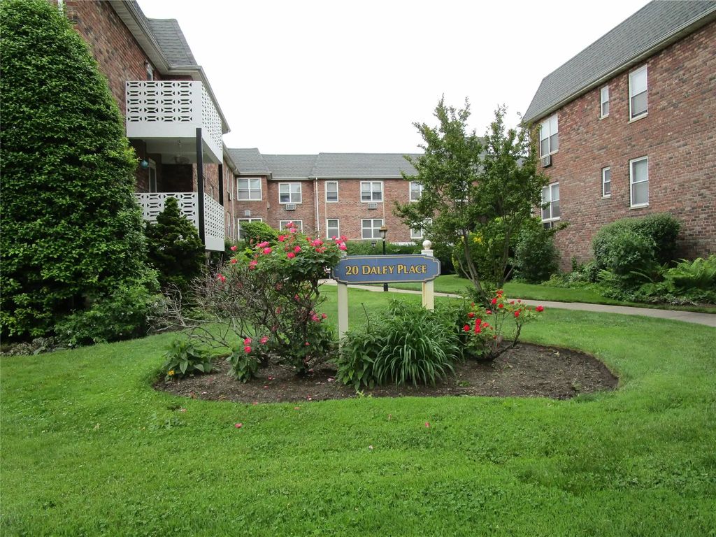 20 Daley Place 127, Lynbrook