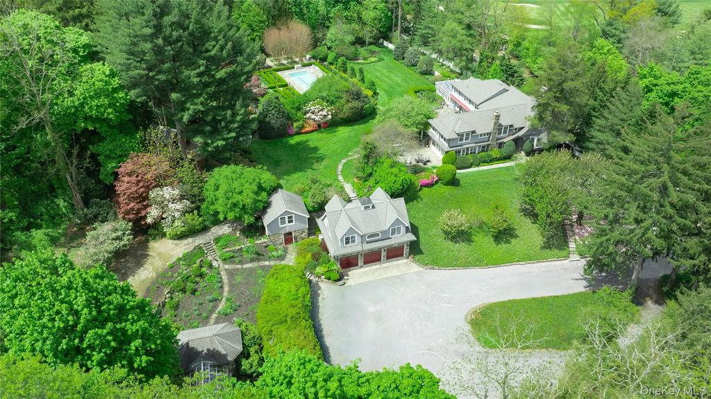 4 Horse Hollow Road, Locust Valley