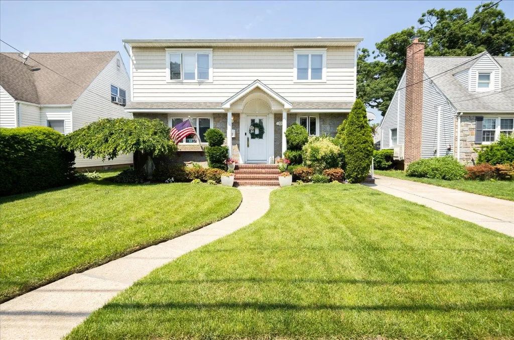 1004 Jackson Avenue, Franklin Square