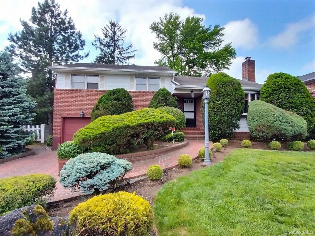 306 Cambridge Avenue, Garden City