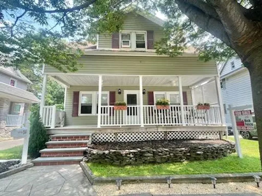 54 Lynbrook Avenue, Lynbrook