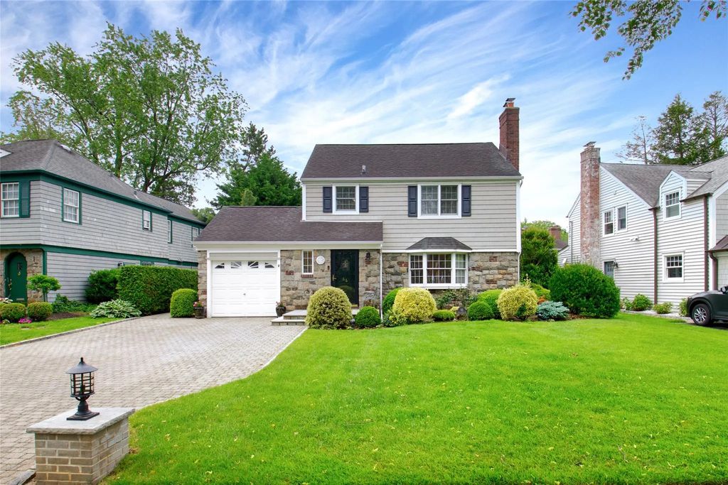 66 Huntington Road, Garden City