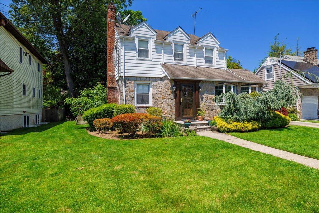 17 Adair Court, Malverne