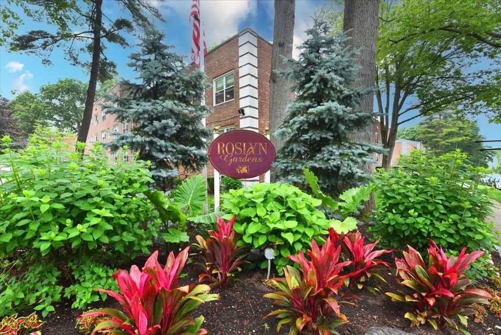 100 Edwards Street 1-b, Roslyn Heights