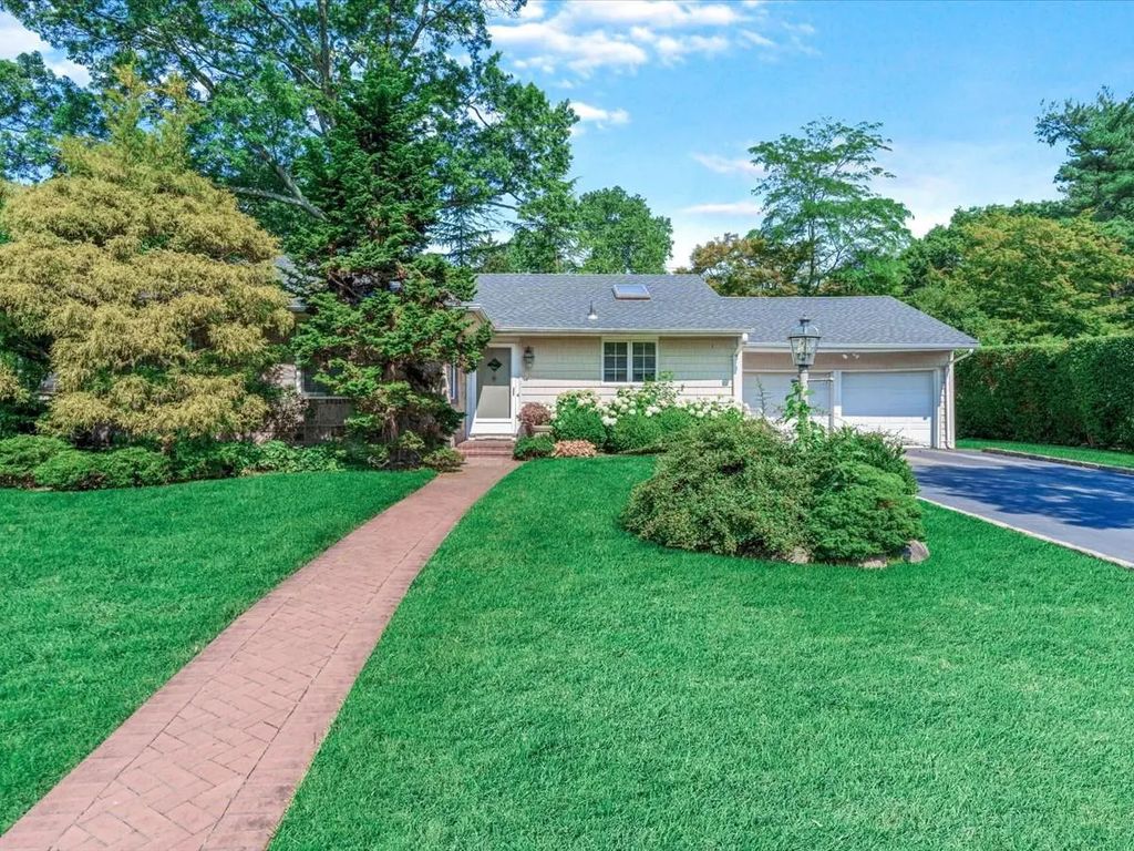 12 Pine Drive S, Roslyn