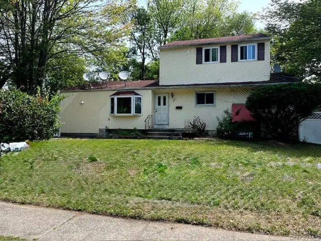 587 Freeman Avenue, Brentwood