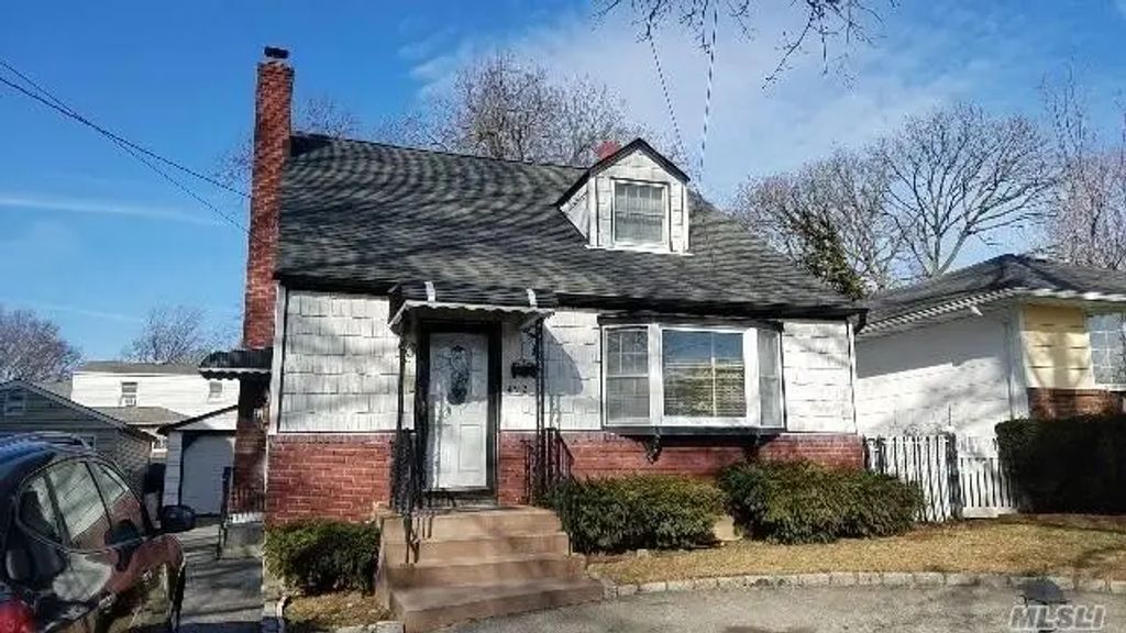 492 Pershing Boulevard, Rockville Centre