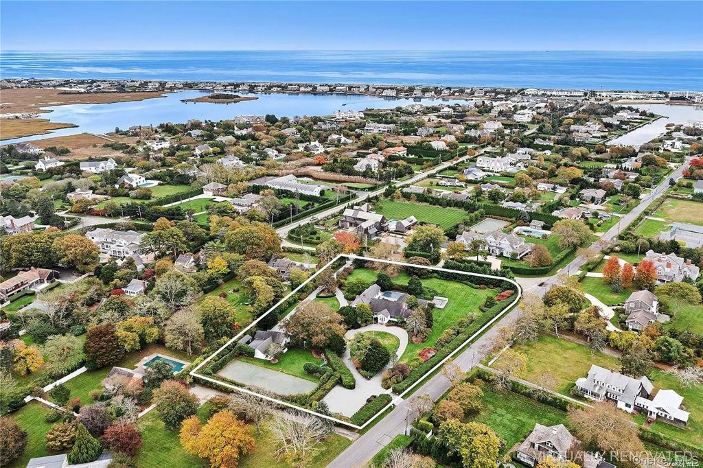 22 Bayfield Lane, Westhampton Beach