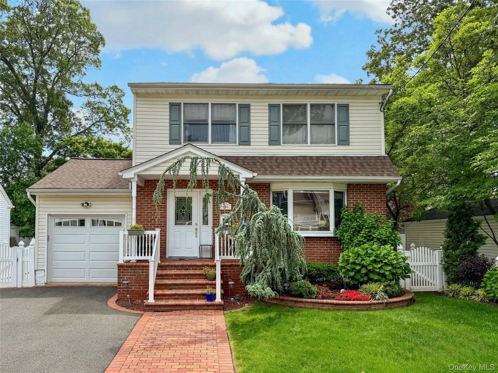 156 E Maujer Street, Valley Stream