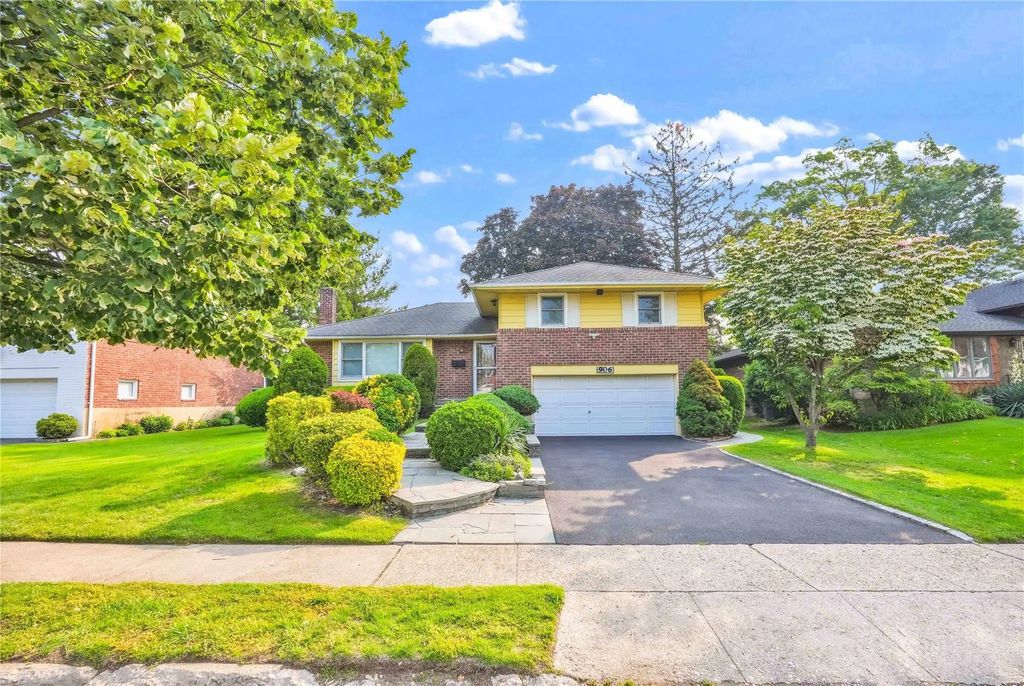 906 Bromton Drive, Westbury