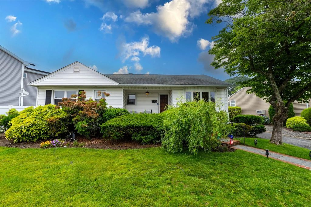 738 Carlyle Avenue, Franklin Square