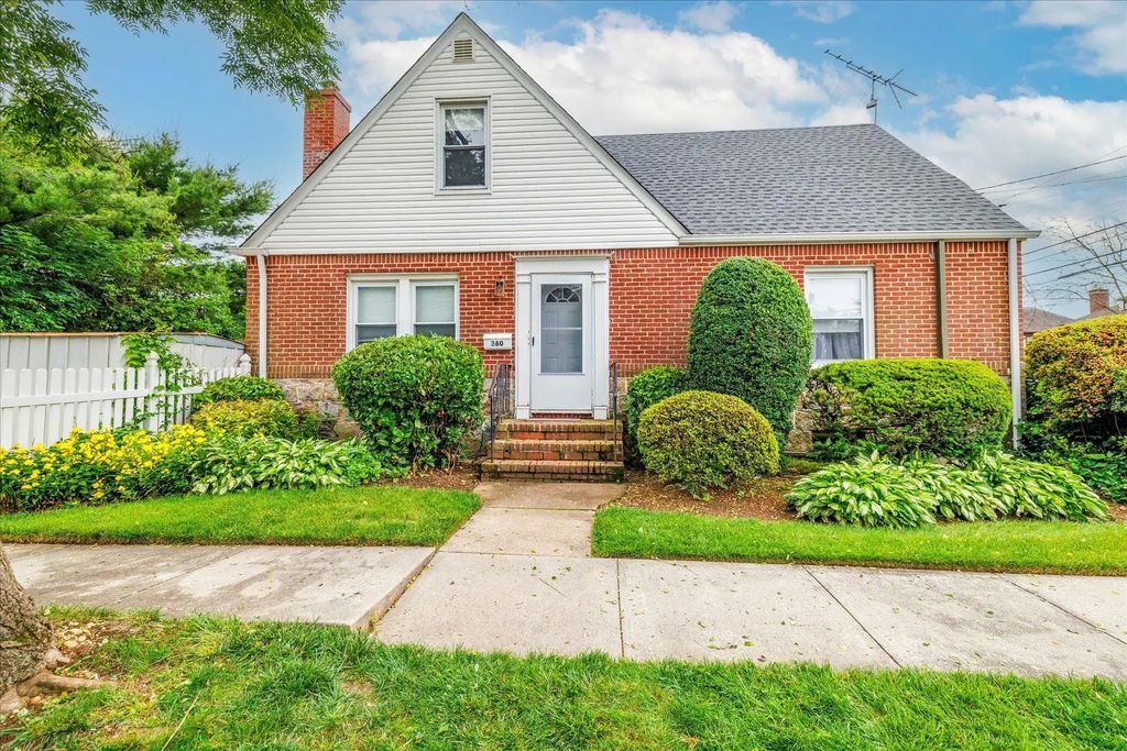 360 Foch Boulevard, Mineola
