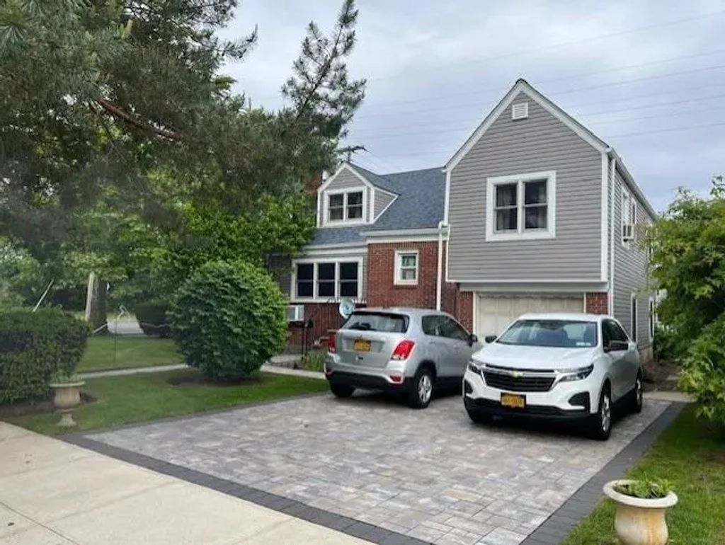 1 Jean Court, Malverne