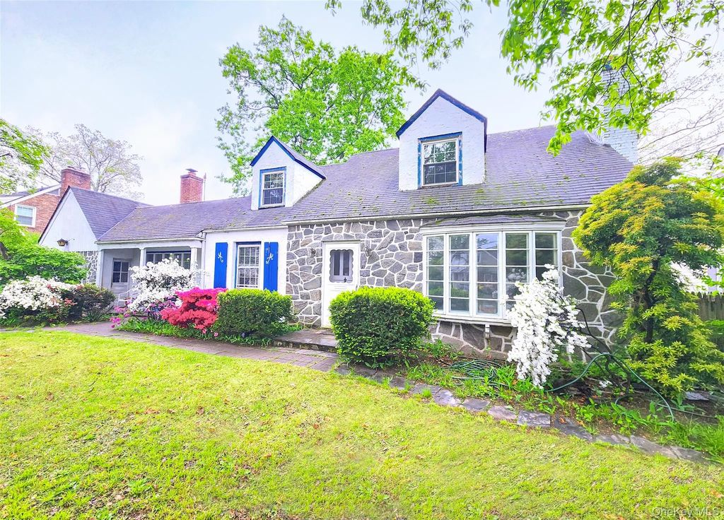 163 Scarcliffe Drive, Malverne